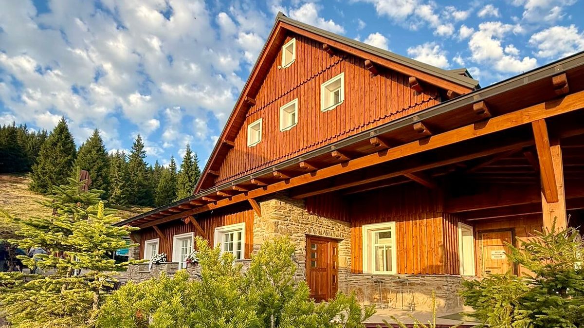 Padly kvůli dřevomorce. Teď slavné Dvoračky na vrcholu Krkonoš otevřou v novém